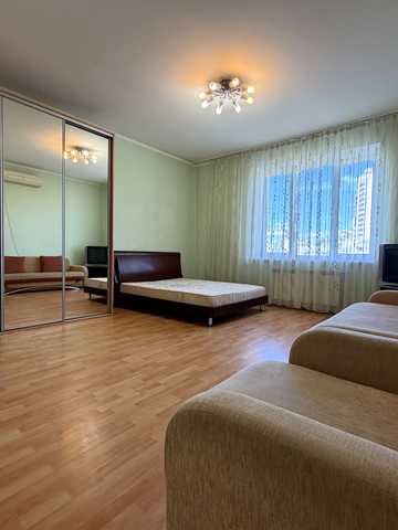 В'ячеслава Чорновола вул., 2
