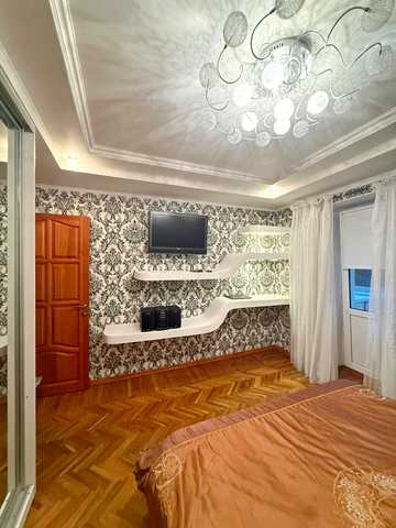 Велика Васильківська вул. (Червоноармійська), 136