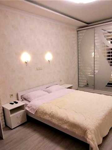 Анни Ахматової вул., 30
