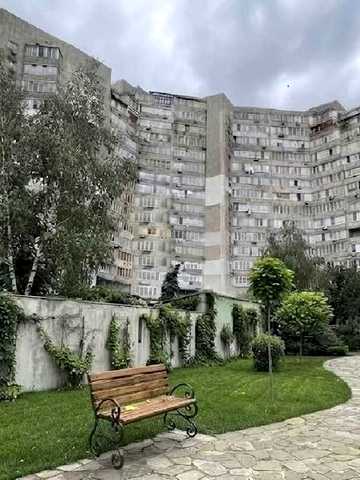 Валерія Лобановського просп. (Червонозоряний), 9/1