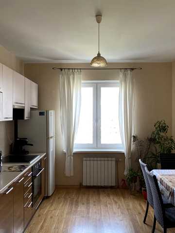 Європейського Союзу просп. (Правди), 5-Б