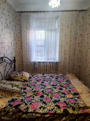 Космонавтів вул., 64