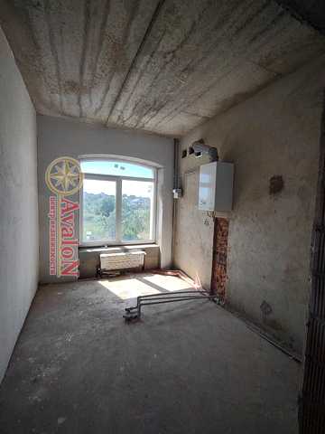 Паризька вул., 16