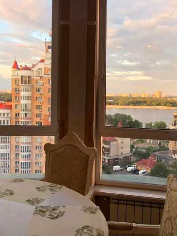 Володимира Івасюка просп. (Героїв Сталінграду), 4