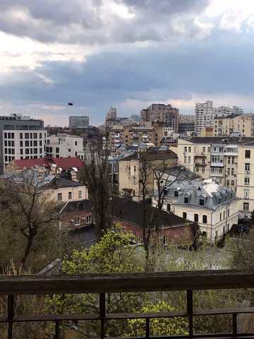 Трьохсвятительська вул., 9