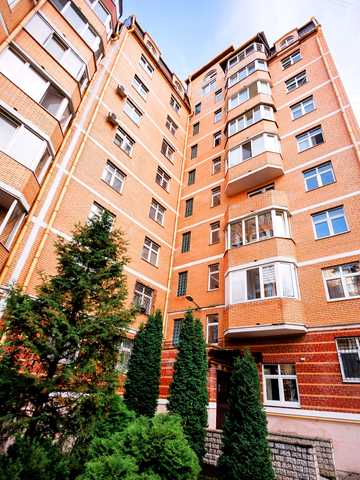 В'ячеслава Чорновола вул., 44