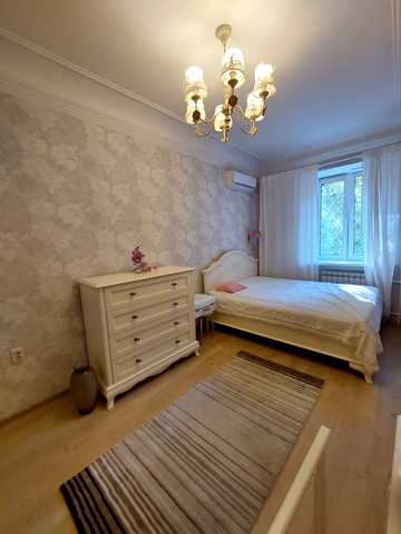 Семінарська вул., 1