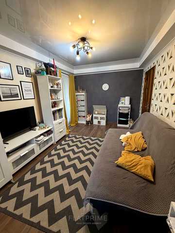 Мілютенка вул., 9