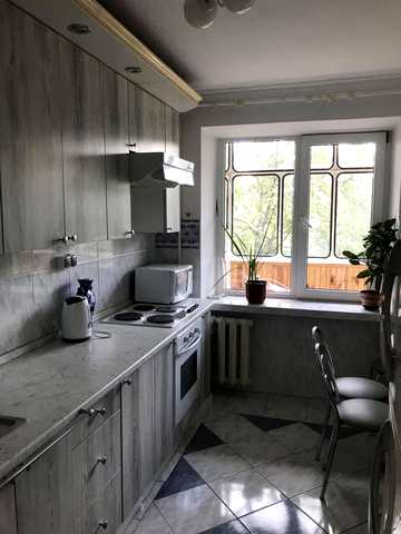 Єреванська вул., 32