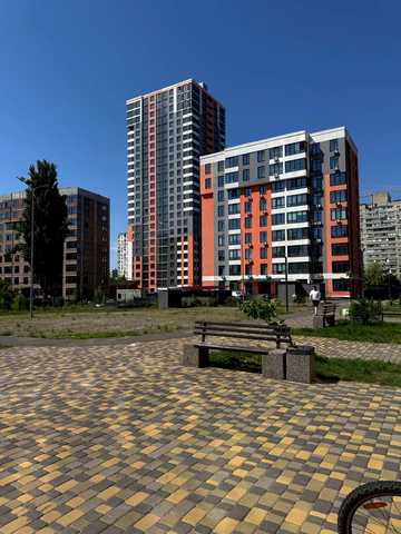 Миколи Гулака вул., 4
