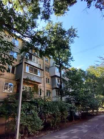 Космонавтів вул., 30