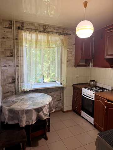 Космонавтів вул., 38