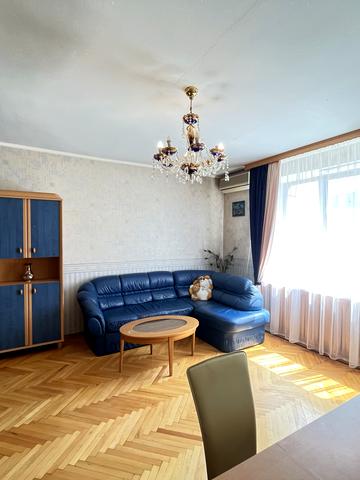 Олександра Кониського вул., 37/41