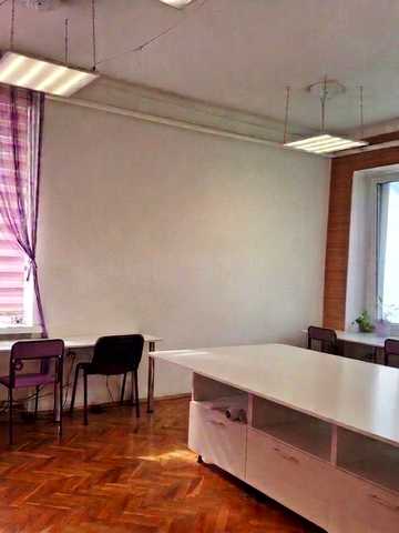 В'ячеслава Чорновола вул., 13