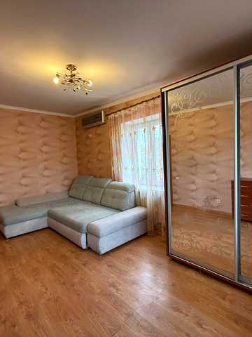 Космонавтів вул., 14