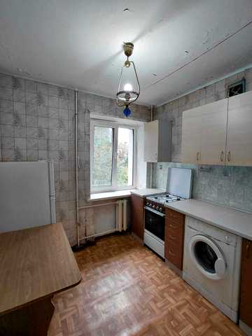 Космонавтів вул., 33