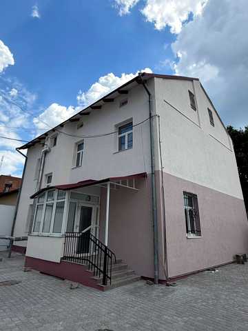 Євгена Лисика вул., 11
