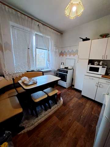 Лазурна вул., 6