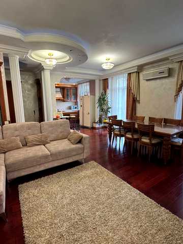 Велика Васильківська вул. (Червоноармійська), 71