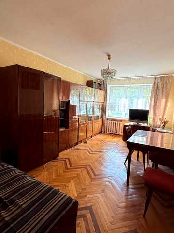 Тролейбусна вул., 19