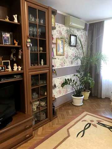 Полюсна вул., 16