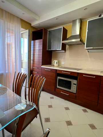 Анни Ахматової вул., 31