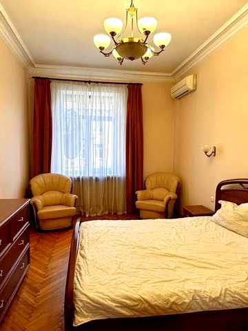 Бориса Грінченка вул., 4