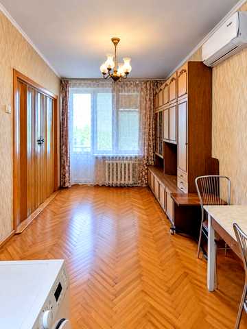 Мілютенка вул., 3