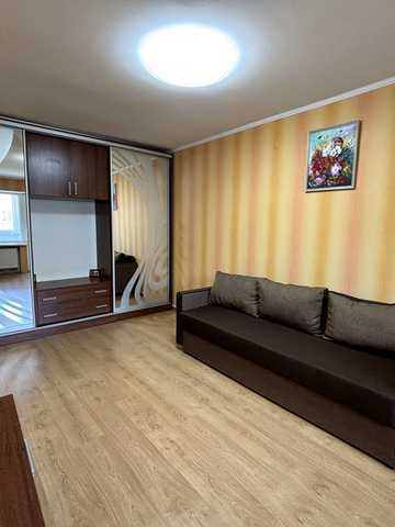 Ялтинська вул., 8