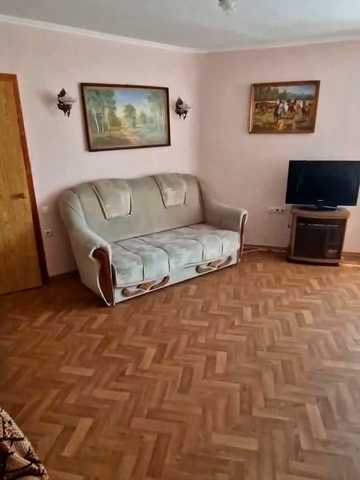 Академіка Корольова вул., 1