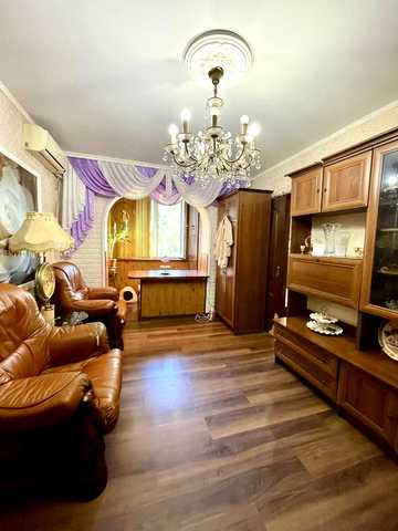 Новозаводська вул., 8
