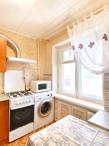 Будівельників вул., 16