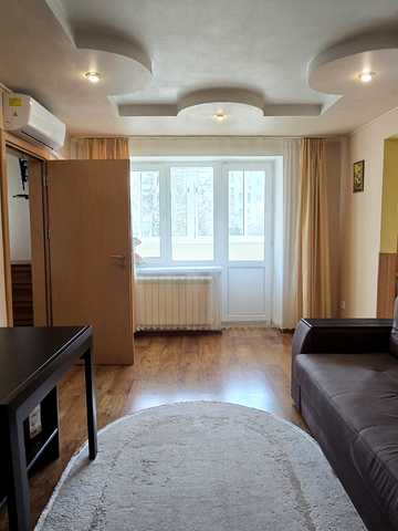 Листопадна вул., 8