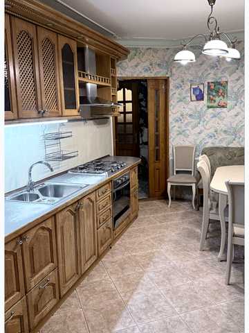 Академіка Корольова вул., 72