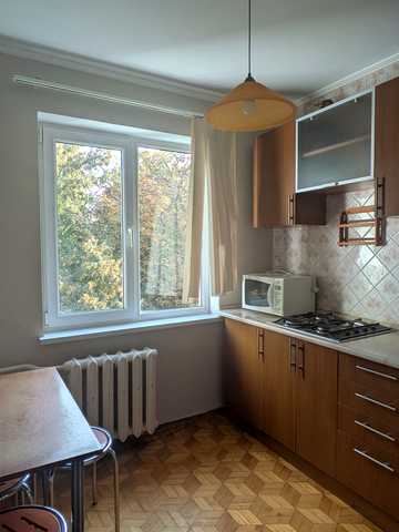 Космонавтів вул., 44
