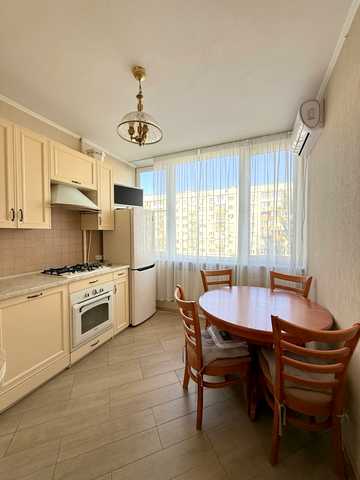 Лесі Українки бульв., 24