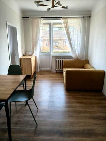 Салютна вул., 18/16