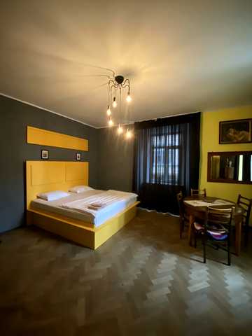 Катедральна пл., 8