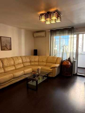 Дарницький бульв., 8