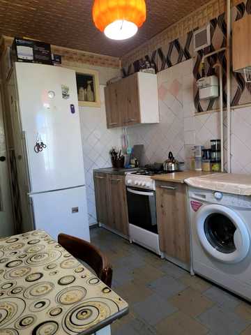 Героїв просп., 11