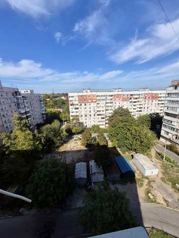 Чарівна вул., 105