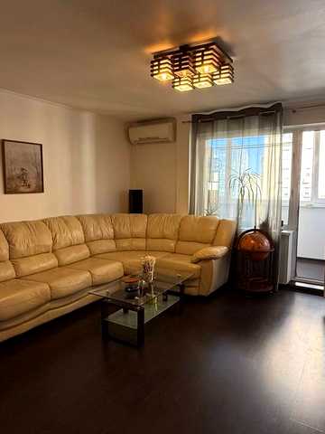 Дарницький бульв., 8