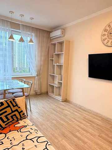 Літературна вул., 8