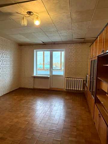 Космонавтів вул., 48