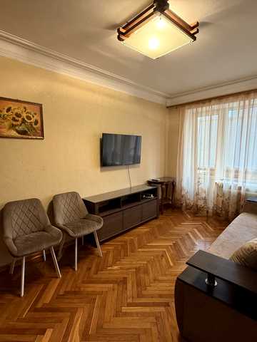 Кафедральна вул., 6