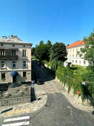 Михайла Грушевського вул., 15