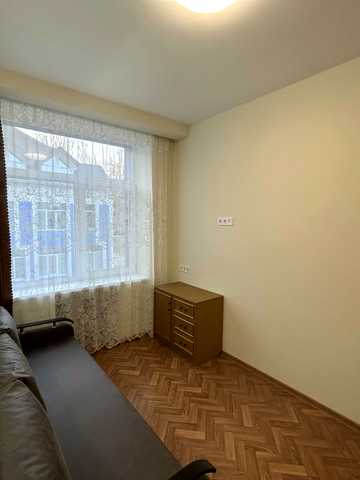 Космонавтів вул., 7