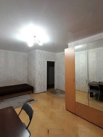Будівельників вул., 1