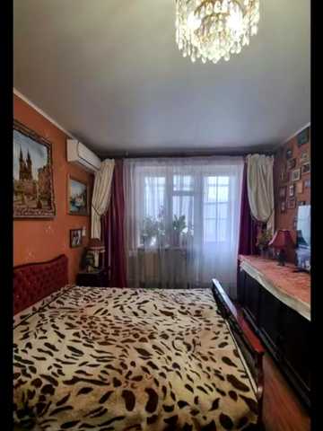 Космонавтів вул., 8