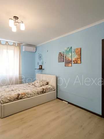 Середньофонтанська вул., 30а